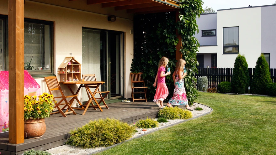 Aiast tuppa, toast terrassile või aeda – suvi pakub naabruskonna lastele palju mõnusaid mänguvõimalusi.
