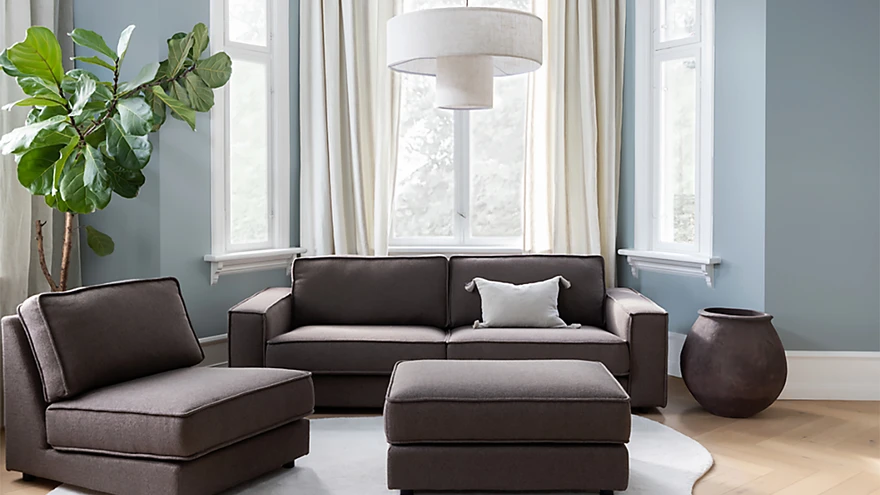 Toekas disain, mida rõhutavad laiad käetoed.  