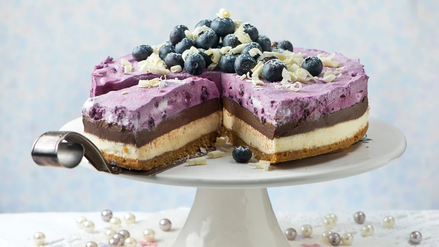 Tarretatud šokolaadi- ja mustikavahutort.