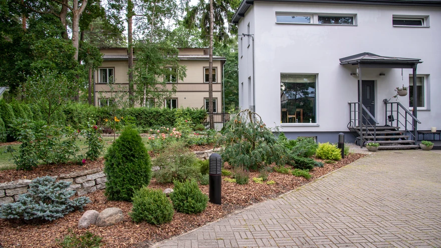 Aia oluliseks osaks on kõrged sihvakad männid. „Kodu kauniks 2018” finalist.