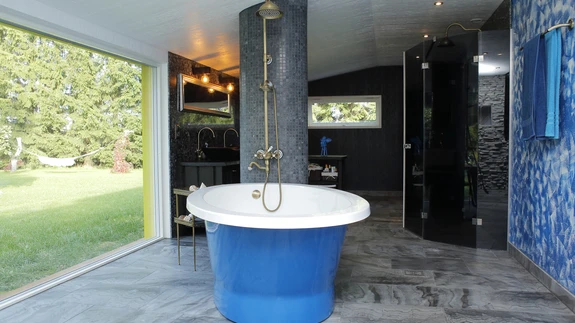 „Keskne sammas ehitati selleks, et oleks, kuhu torud peita ja dušisegistid kinnitada – sest mina tahtsin, et vann oleks keset ruumi, mitte seina ääres,” räägib perenaine Evelyn.