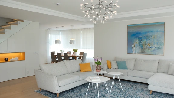 Laitmatult teostatud trepialuse kapi tegi valmis Sõmeru Mööbel – valge köök ja trepialune kapp näivad olevat otsekui samast materjalist.