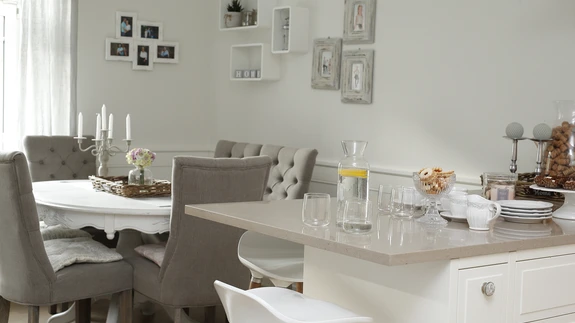 Kui söögitoa kaunis valge sein valmis sai, oli selge, et see vajab riiuleid ja pilte.