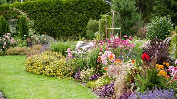 1,5 ha suurune Inglise stiilis iluaed; tegutseb avatud aiana ja kannab nime Fööniksi aed.