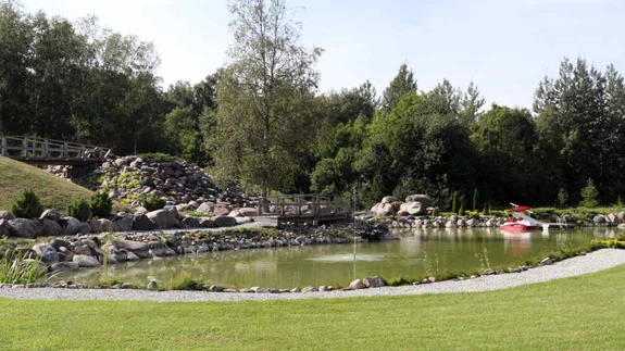 Pürksi kandis Noarootsis on perekond Kalm oma õuel mägesid liigutanud: varasem märg maa vormiti avaraks tiigiks ja ümbruskonna kõrgeimaks künkaks.