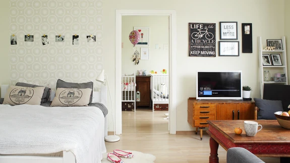 Voodi on piisavalt kõrge, et mahutada panipaika. Malbelt hele tapeet leiti Mustrist, voodipäitsit ehivad pulma- ja lastepildid. Telerilaud on Kristi vanaemalt, uue katte saanud tugitooli ostis kunagi oma esimese palga eest Kristi vanavanaema.