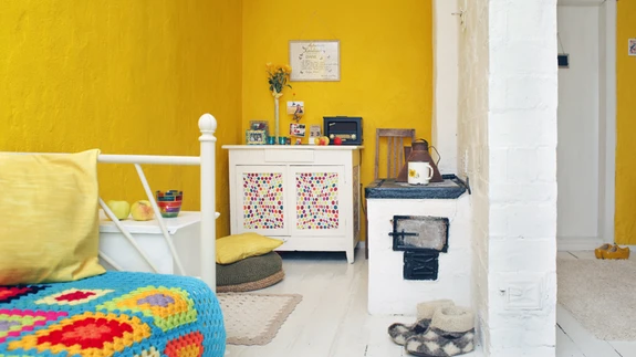 Varem sahvris kuivaineid hoidnud kapp sai värske värvikatte ja tapeedi uksepaneelidele.