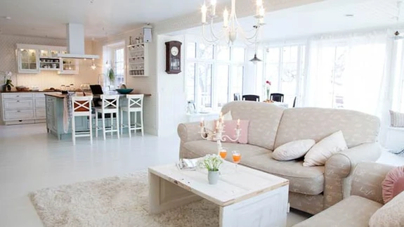 Maiken õppis Kadilt, et puitpinnad peavad olema kindlasti värvitud, mitte läbikumavad ega peitsitud. Valdav on valge värvitoon.