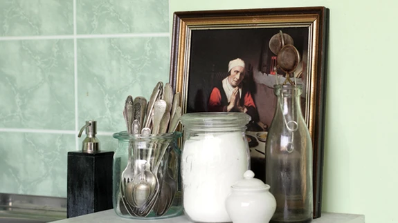 „Armastan keraamikat, klaasi ja metalli, ehedaid materjale,” loetleb Jane köögis olulist. Kuna Janele ja Taavile meeldib koos süüa teha, on vanavaraäridest soetatud ka palju köögikraami.