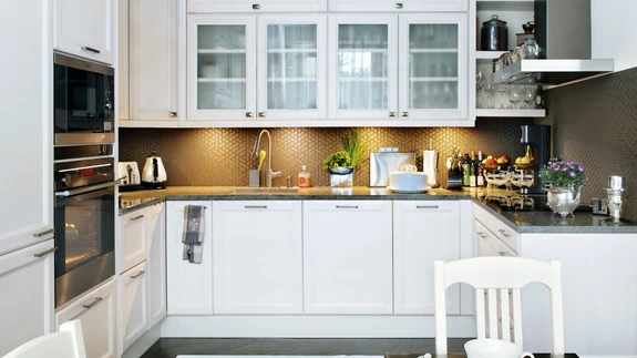 Köögis on kõik käepärane: siin saab mugavalt ka suuremale seltskonnale söögiaegu ette valmistada.