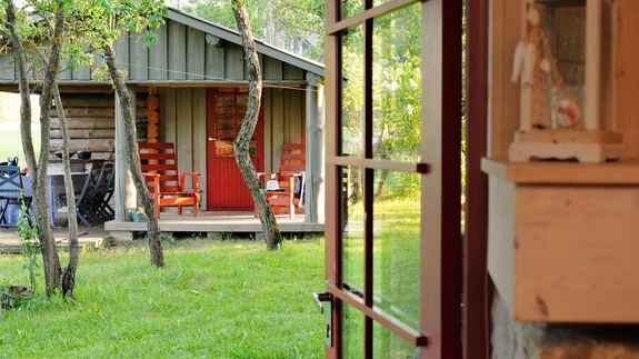 Saunamajast järele jäänud palkidest ja muust ehitusmaterjalist tehti hoovi peale ka suveköök, mida perenaine tema jääkidest sündinud olemuse tõttu kutsub hellitavalt Kaapekakukeseks. Kaapekakukesel on korralik välipliit ja mõnus magamiskamber.