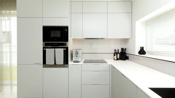 Modernne köök. Tehiskivist töötasapind.