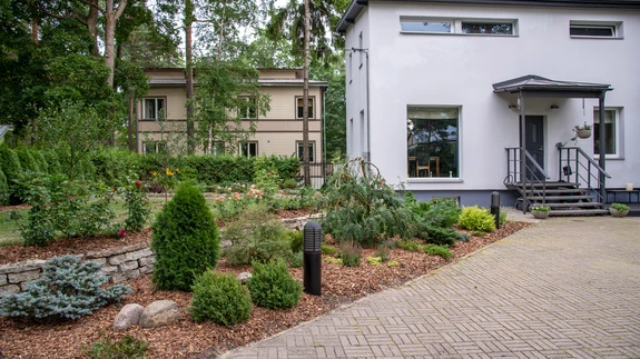 Aia oluliseks osaks on kõrged sihvakad männid. „Kodu kauniks 2018” finalist.