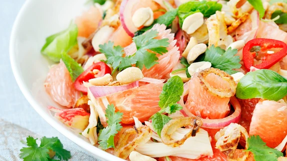 Surimi ja pomeli salat.