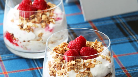 Vahukooredessert vaarikate ja viskiste kaerahelvestega