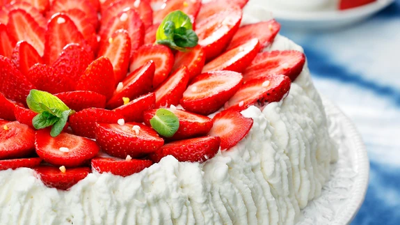 Maasika-vahukooretort.