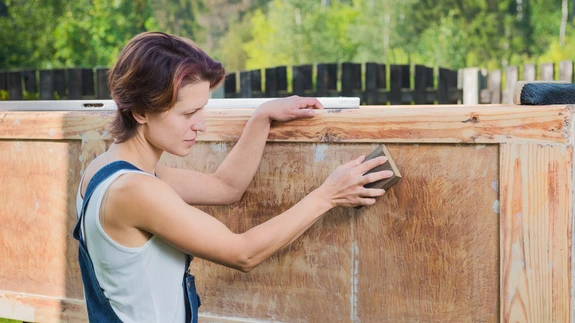 Eemalda värvikiht kuumapuhuriga, kasutades suurematel pindadel kraabitsat. Raskemini ligipääsetavaid kohti ja väikesi detaile on kõige parem puhastada tükikese liivapaberiga.