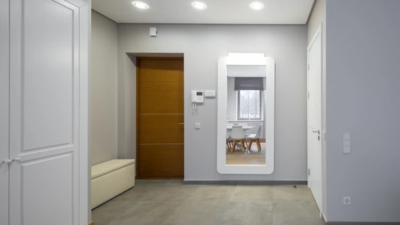 Sümpaatne on tulla koju, kus esimene kohtumine toimub säravas valgustatud ruumis.