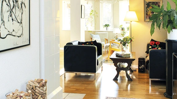 Esikust avaneb kutsuv vaade. Tavalise elutoa diivani-teleri dialoogi asemel on siin inglisepärase sitting room'i eeskujul mitu hubast istumisnurka