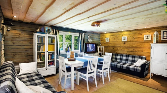 Palkmaja sisustuses tasub arvestada heleda ja tumeda ning puidupruuni ning jahedate toonide tasakaalu. Puidupruun paneb valge ja sinise särama.