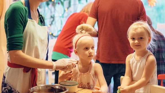 Šokolaaditrühvleid voolimas. Esiplaanil Anni Arro koos Anita ja Elsaga. Kõik lapsed on köögis abiks. Pilt on tehtud mõni aasta tagasi.