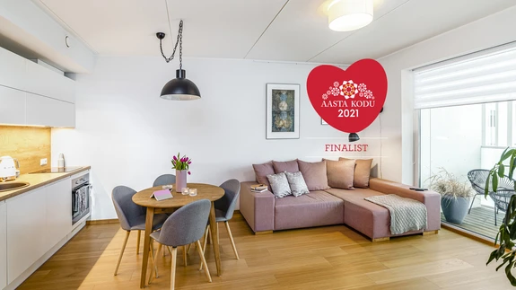 Roosa, hall ja puidutoon loovad elutoas hubase meeleolu. Ühevärvilised detailid hoiavad jõulisemat trendi.