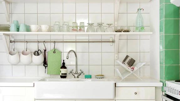 Avatud riiulid mõjuvad selles köögis kergelt ja pea märkamatult.