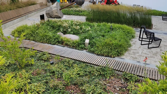 Mo kunstimuuseumi õueala.