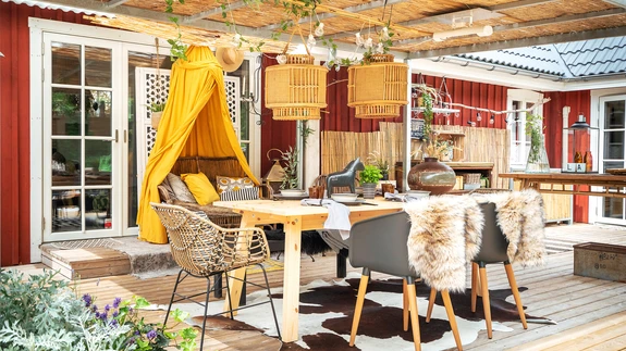 Jõuline kollane koos punutistega loob eksootilise puhkuse meeleolu. Nahad põrandal ja Dalarna hobused annavad aga rootsipärast õhustikku.