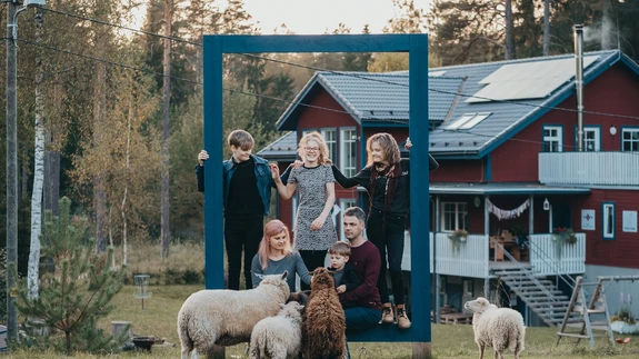 SEGUNENUD ELUKORRALDUS: Liina pere veedab palju aega Peedu kooli- ja kogukonnamajas, kus elab ka suurem osa nende loomadest.