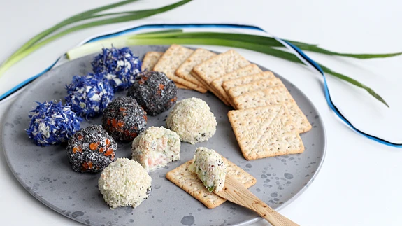 Kaunid sinimustvalged trühvlid sobivad koos kreekeritega imehästi nii eelroaks kui ka pidulikule suupistelauale.