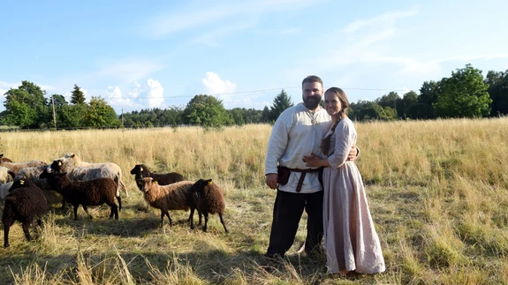 Heinamaa ja lambad: Liis ja Roland Burk elavad täisväärtuslikku maaelu, kus talus peetakse lambaid, tehakse käsitööd ja korraldatakse õpitubasid.