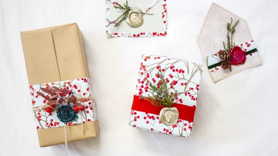 Pitseerides kinni jõulukinke või jõulukaardiga ümbrikke, tunduvad need veelgi pidulikumad.