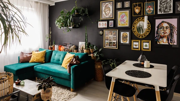 Kui mõtled sügisele, kerkivad silme ette soojad ja sügavad toonid, hubane valgus ja külluslikud detailid. Kõik see, mida ei seostaks Lasnamäe paneelmaja korteriga, kuid mis just ilmekalt iseloomustab Hanna elamist.