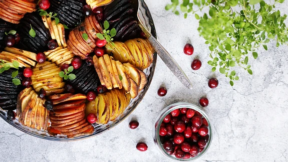 Mesised ahjujuurikad jõhvikatega