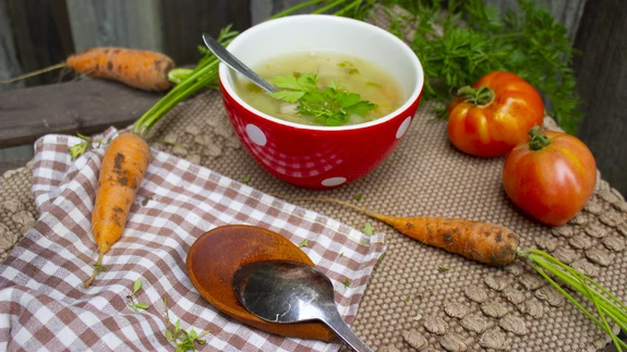 Soojendava sügissupi või -hautise valmistamise ajal on mugav kulpi või lusikat alusele nõrguma asetada.