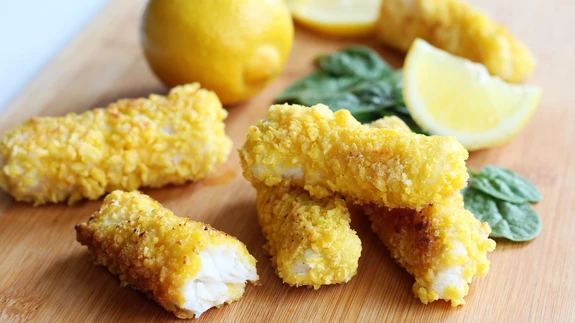 Vaid viiest koostisosast valmivad kuldkollased ja krõbedad kalapulgad maitsevad imehästi nii pannilt tulnuna kui ka ahjus krõbedaks küpsenult.