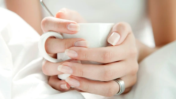 Iga päev aiatöid tehes, õue ja tube koristades, nüüd veel sageli ka käsi desinfitseerides langeb käenahale suur koormus.