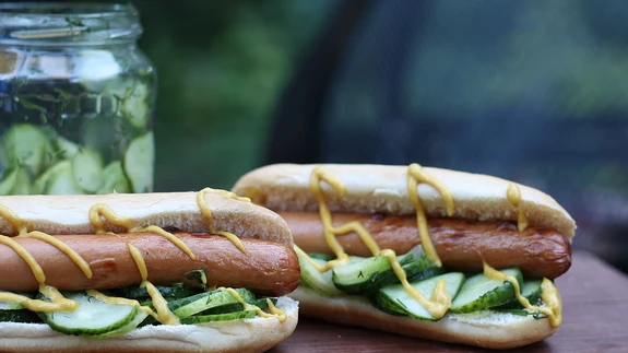 Lõkkel küpsetatud viinerid koos klopitud kurgisalati ja magusa-maheda sinepiga maitsevad saia vahel imeliselt, eriti kui iga sööja on oma viineri ise lõkkel jumekaks küpsetanud.