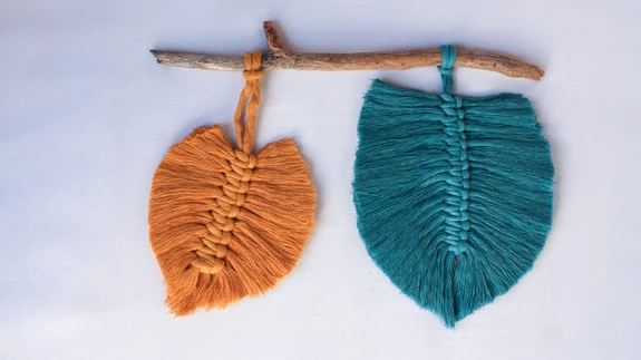 Eri kuju ja suurusega: Kui soovid teha lisaks sinisele (25 cm x 15 cm) sulele ka selle väiksema pika varrega kollase sule (25 cm x 13 cm ), siis lõika selleks välja üks 60 cm pikkune pael ja 18 juppi 15 cm pikkust paela ning lao neist üheksa sõlme.