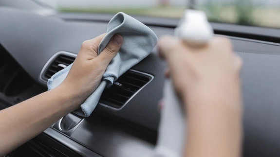 Kuigi auto võib näida seest puhas, tekib sinna väga kiiresti tolmu ja mustust.