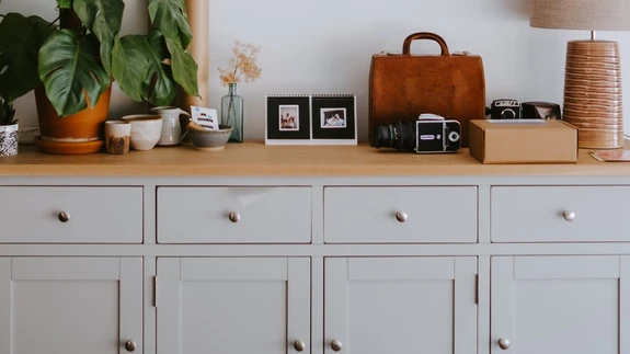 Kraami ära ka kummutipealne, kuhu koguneb samuti asju, millel sageli oma kohta pole.