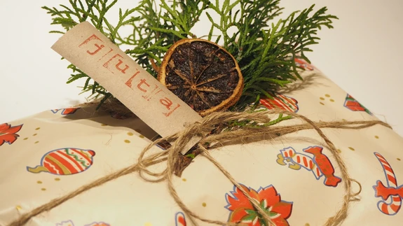 Kasutan ajalehti ja taaskasutatud pabereid.