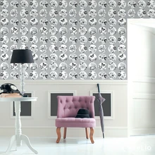 Must-hall-valge värviskeem, kus elavust annab tapeet. Üks värviline element ruumis välistab igavuse. Oluline on märgata sama värvi erinevate toonide kasutusvõimalusi