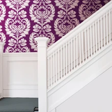 Klassikaline intensiivse lilla ja valge ornamentikaga tapeet on valge trepi ning halli põrandakatte abil kenasti tasakaalustatud. Mõnes muus ruumiosas võiks seda toetada põhjatooni mööbliese või tekstiil.