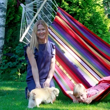 Ilusa kodu mõnusas aias: pereema Piret, noorem poeg Sander Robin ja kõigi lemmik Mimi.