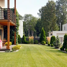 Väikese aia terviklik ja vähe hooldust nõudev kujundus jätab aega aia nautimiseks.