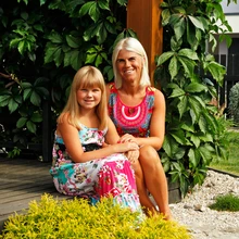 Otstarbekad lahendused ja töökas pererahvas – kokku saab kauni aia, kus kogu perel on mõnus olla. Pildil Anu koos Anetiga.