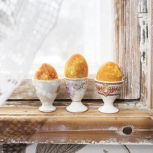 Kolm ajalooga munapeekrit.