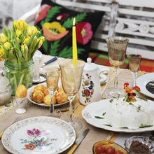 Laual on sibulakoortega värvitud munad ja valepasha.